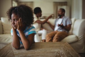 Mädchen fühlt sich einsam und nicht verstanden, weil ihre Eltern dauernd streiten